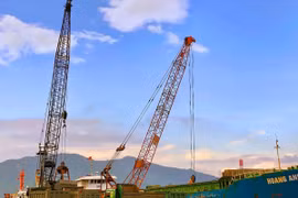 Các phương tiện bốc dỡ hàng hóa tại cảng Vũng Áng (Hà Tĩnh). (Ảnh: Hữu Quyết/TTXVN)