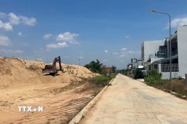 Bãi cát trái phép nằm giữa khu dân cư. (Ảnh: Sỹ Thắng/TTXVN)
