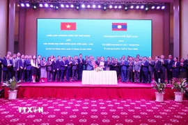 Trưởng đoàn Đại biểu biên giới hai nước Việt Nam-Lào trao đổi biên bản ký kết. (Ảnh: Xuân Tú/TTXVN)