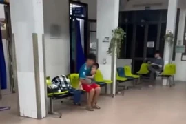 Cháu bé bị tai nạn được đưa vào viện. (Ảnh cắt từ clip)