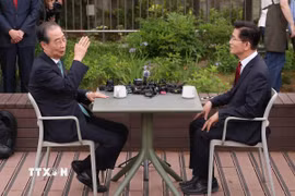 Ứng cử viên Kim Moon Soo (phải), đại diện cho đảng Quyền lực Quốc dân (PPP) cầm quyền Hàn Quốc và cựu Thủ tướng Han Duck Soo, ứng cử viên độc lập trong cuộc gặp tại Seoul, ngày 8/5/2025. (Ảnh: Yonhap/TTXVN)