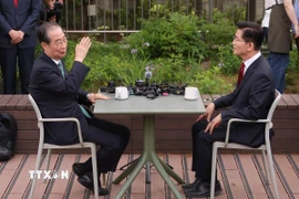 Ứng cử viên Kim Moon Soo (phải), đại diện cho đảng Quyền lực Quốc dân (PPP) cầm quyền Hàn Quốc và cựu Thủ tướng Han Duck Soo, ứng cử viên độc lập trong cuộc gặp tại Seoul, ngày 8/5/2025. (Ảnh: Yonhap/TTXVN)