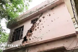 Một ngôi nhà ở Poonch (Ấn Độ) bị trúng pháo kích của Pakistan ngày 9/5/2025. (Ảnh: ANI/TTXVN)