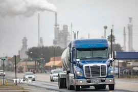 Xe chở dầu tại Texas (Mỹ). (Ảnh: THX/TTXVN)