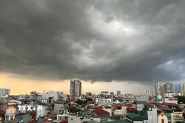 Mây đen phủ kín bầu trời ở Hà Nội trước một cơn dông. (Ảnh: An Đăng/TTXVN)