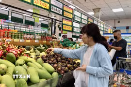 Nguồn cung trái cây nội địa dồi dào tại thị trường Thành phố Hồ Chí Minh. (Ảnh: Mỹ Phương/TTXVN)