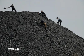 Công nhân làm việc gần mỏ than ở Đại Đồng, tỉnh Sơn Tây (Trung Quốc). (Ảnh minh họa: AFP/TTXVN)