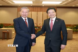 Thủ tướng Singapore, Tổng Thư ký Đảng Hành động nhân dân Singapore (PAP) Lawrence Wong (phải) đón Tổng Bí thư Tô Lâm thăm chính thức cộng hòa Singapore ngày 12/3/2025. (Ảnh: Thống Nhất/TTXVN)