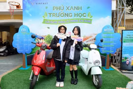 Các em học sinh trường Trung học Phổ thông Trần Nhân Tông hào hứng tham gia sự kiện "Phủ xanh trường học."