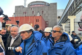 Tổng Giám đốc Cơ quan Năng lượng Nguyên tử Quốc tế (IAEA) Rafael Grossi (giữa) thăm nhà máy điện hạt nhân Zaporizhzhia ở miền Nam Ukraine hồi năm ngoái. (Ảnh: AFP/TTXVN)