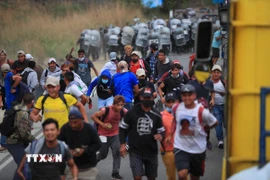 Người di cư tại khu vực Vado Hondo, Chiquimula (Guatemala) trong hành trình tới Mỹ. (Ảnh: THX/TTXVN)