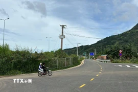 Một đoạn đường gom dân sinh ở tỉnh Lâm Đồng. (Ảnh: Nguyễn Dũng/TTXVN)