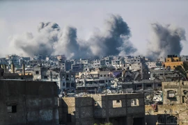 Khói bốc lên sau cuộc không kích của Israel xuống Dải Gaza, ngày 19/5/2025. (Ảnh: THX/TTXVN)