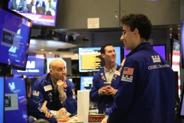 Giao dịch viên làm việc trên sàn chứng khoán ở New York (Mỹ). (Ảnh: THX/TTXVN)