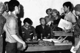 Tổng thống chính quyền Việt Nam Cộng hòa Dương Văn Minh cùng nội các ngụy quyền ra trước Đài phát thanh Sài Gòn tuyên bố đầu hàng vô điều kiện, kết thúc chiến tranh Việt Nam, trưa 30/4/1975. (Ảnh: Tư liệu/TTXVN phát)