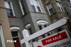 Một ngôi nhà treo biển rao bán tại Washington, D.C. (Mỹ). (Ảnh: AFP/TTXVN)