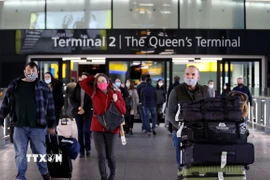 Hành khách tại sân bay Heathrow ở Thủ đô London (Anh). (Ảnh: THX/TTXVN)