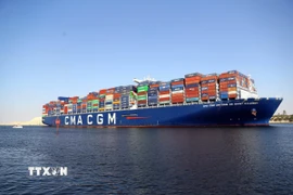 Một con tàu di chuyển qua Kênh đào Suez tại Ismailia (Ai Cập). (Ảnh minh họa: THX/TTXVN)