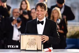 Đạo diễn Sean Baker nhận giải thưởng Cành cọ Vàng cho bộ phim "Anora" tại Liên hoan phim Cannes lần thứ 77 ở Cannes, miền Nam Pháp tối 25/5/2024. (Ảnh: AFP/TTXVN)