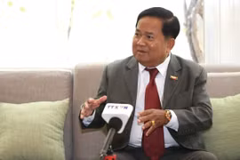 Trả lời phỏng vấn Thông tấn xã Việt Nam, nhà báo kỳ cựu Khieu Kola bày tỏ vinh dự được tham dự chương trình kỷ niệm ngày Giải phóng miền Nam, thống nhất đất nước của Việt Nam. (Ảnh: Hoàng Minh/TTXVN)