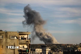 Khói bốc lên sau cuộc không kích của Israel tại Dải Gaza. (Ảnh: THX/TTXVN)