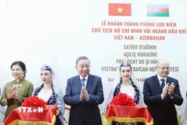 Tổng Bí thư Tô Lâm và Phu nhân cùng các đại biểu cắt băng khánh thành Phòng lưu niệm "Chủ tịch Hồ Chí Minh với ngành dầu khí Việt Nam-Azerbaijan." (Ảnh: Thống Nhất/TTXVN)