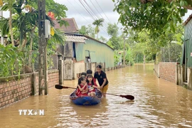 Một khu vực tại xã Cẩm Thạch, huyện Cẩm Xuyên, tỉnh Hà Tĩnh vẫn còn bị ngập trong nước lũ. (Ảnh: Hữu Quyết/TTXVN)