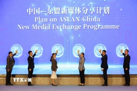 Đại diện các nước ASEAN và Trung Quốc cùng nhau khởi động Kế hoạch chia sẻ truyền thông mới ASEAN-Trung Quốc. (Ảnh: Công Tuyên/TTXVN)