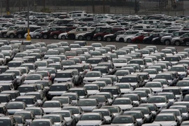 Ô tô nhập khẩu tại cảng Long Beach, California (Mỹ). (Ảnh: Getty Images/TTXVN)
