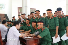 Đông đảo cán bộ, đoàn viên, thanh niên đã tình nguyện đăng ký tham gia hiến máu. (Ảnh: Lê Xuân/TTXVN)