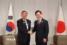 Tổng thống Hàn Quốc Lee Jae Myung (phải) và Thủ tướng Nhật Bản Shigeru Ishiba tại cuộc gặp bên lề Hội nghị thượng đỉnh G7 ở Kananaskis (Canada), ngày 17/6/2025. (Ảnh: Yonhap/TTXVN)