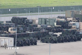 Xe quân sự được triển khai tại căn cứ Humphreys ở Pyeongtaek, phía Nam Thủ đô Seoul, khi Hàn Quốc và Mỹ bắt đầu cuộc tập trận Lá chắn Tự do Ulchi ngày 18/8/2025. (Ảnh: Yonhap/TTXVN)