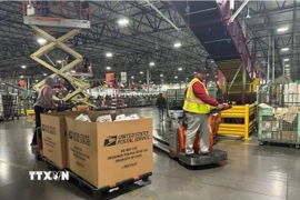 Nhân viên Bưu điện Mỹ làm việc tại Los Angeles, California. (Ảnh: Reuters/TTXVN)