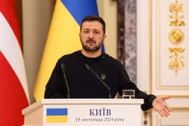 Tổng thống Ukraine Volodymyr Zelensky phát biểu tại một cuộc họp báo ở Kiev. (Ảnh: Kyodo/TTXVN)