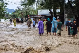 Nước lũ tại một khu vực ở làng Khurai Konsam Leikai thuộc quận Imphal East, bang Manipur (Ấn Độ), ngày 31/5/2025. (Nguồn: AFP/The Star)