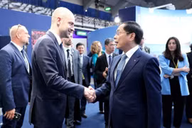 Phó Thủ tướng Chính phủ, Bộ trưởng Ngoại giao Bùi Thanh Sơn hội kiến Bộ trưởng châu Âu và Ngoại giao Pháp Jean Noel Barrot. (Ảnh: Dương Giang/TTXVN)