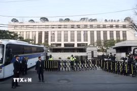 Cảnh sát Hàn Quốc được triển khai đảm bảo an ninh bên ngoài Tòa án Hiến pháp ở Seoul, ngày 4/4/2025. (Ảnh: THX/TTXVN)