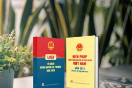 “Hiến pháp nước Cộng hòa Xã hội Chủ nghĩa Việt Nam năm 2013 (sửa đổi, bổ sung năm 2025)” và “Luật Tổ chức chính quyền địa phương năm 2025” - hai cuốn sách cập nhật nhiều nội dung pháp lý quan trọng. (Nguồn: Nhà xuất bản Chính trị Quốc gia Sự thật)