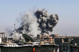 Khói bốc lên sau cuộc không kích của Israel xuống Dải Gaza. (Ảnh: THX/TTXVN)