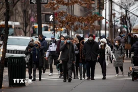Người dân trên đường phố New York (Mỹ). (Ảnh: THX/TTXVN)
