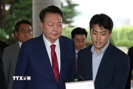Cựu Tổng thống Hàn Quốc Yoon Suk Yeol (trái). (Ảnh: Yonhap/TTXVN)