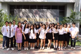 Cô giáo Nguyễn Thị Chiêm cùng các sinh viên lớp tiếng Việt tại Khoa Nhân văn, trường Đại học Srinakharinwirot (Thái Lan). (Ảnh: Huy Tiến/TTXVN)