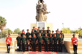 Đoàn đại biểu Quân khu 7 tại lễ dâng hoa, dâng hương tưởng niệm, tri ân các Anh hùng liệt sỹ tại Tượng đài Hữu nghị Campuchia-Việt Nam Thủ đô Phnom Penh. (Ảnh: Hoàng Minh/TTXVN)