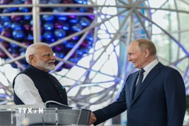 Tổng thống Nga Vladimir Putin (phải) và Thủ tướng Ấn Độ Narendra Modi tại cuộc gặp ở Moskva hồi năm ngoái. (Ảnh: ANI/TTXVN)