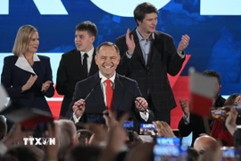 Ông Karol Nawrocki (giữa) phát biểu tại Warsaw (Ba Lan), ngày 1/6/2025. (Ảnh: PAP/TTXVN)