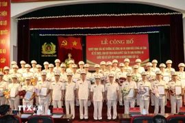 Thiếu tướng Nguyễn Viết Giang - Giám đốc Công an tỉnh Lai Châu trao quyết định cho 38 trưởng công an các xã, phường chiều 29/6/2025. (Ảnh: Nguyễn Oanh/TTXVN)