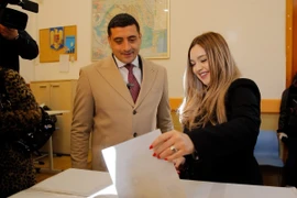Ứng viên tranh cử Tổng thống Romania George Simion (trái) cùng vợ bỏ phiếu bầu Tổng thống tại Bucharest, ngày 24/11/2024. (Ảnh: THX/TTXVN)