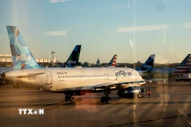 Máy bay của hãng hàng không JetBlue tại Sân bay quốc gia Ronald Reagan Washington ở Arlington, Virginia (Mỹ). (Ảnh: AFP/TTXVN)