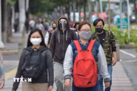 Người dân đeo khẩu trang ngừa COVID-19 ở Jakarta (Indonesia) hồi năm 2022. (Ảnh: THX/TTXVN)