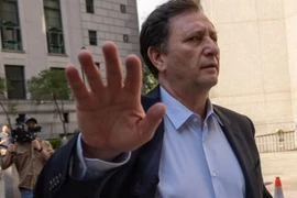 Alex Mashinsky rời tòa án vào ngày 8/5, sau khi bị kết án 12 năm tù. (Nguồn: Bloomberg/Financial Times)